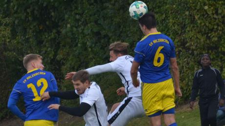 Harter Kampf: Der FC Ehekirchen um Maximilian Wenger (links) und Nicolas Ledl setzte sich mit 1:0 gegen den SV Holzkirchen durch. 