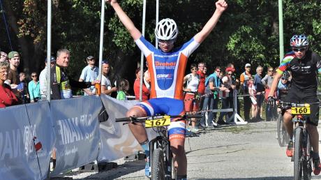 Luca Binnig freut sich bei der Zieleinfahrt sichtlich über seinen Sieg. Der Mountainbiker des MSC Wiesenbach holte sich damit den Titel des schwäbischen Meisters. 	