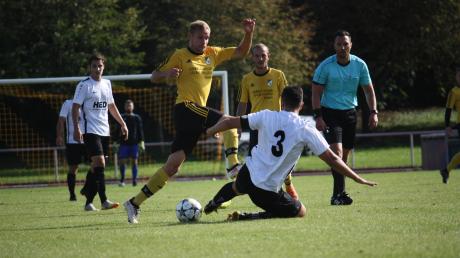 Der TSV Kammlach um Stürmer Reinhold Haar (gelb-schwarzes Trikot) hat derzeit in der Kreisliga Mitte einen Lauf.
