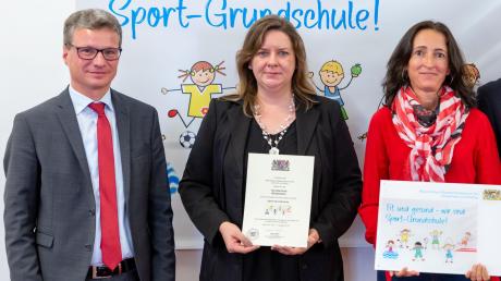 Kultusminister Bernd Sibler überreichte Schulleiterin Julia Lerch (Mitte) und der Sportbeauftragten Anke Spatz von der Grundschule Waldstetten die Auszeichnung.