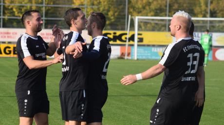 Starker FCE-Auftritt: Das Team um Spielertrainer Michael Panknin (Zweiter von links) konnte in Gersthofen einen 3:1-Erfolg bejubeln.