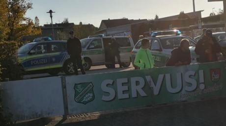 Gleich drei Polizeistreifen fuhren am Sonntag auf dem Sportgelände des TSV Zusmarshausen vor. 