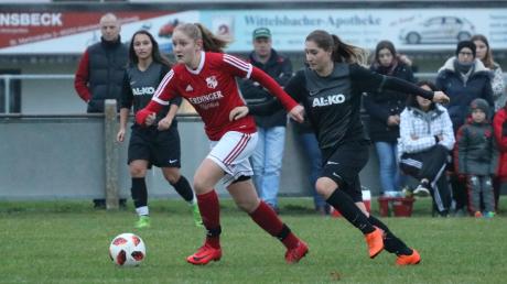Sielenbachs Anja Breitsameter (links) lässt Nadine Biberacher von der SG Freihalden keine Chance auf den Ball. Der TSV siegt am Emde mit 4:0.  	
