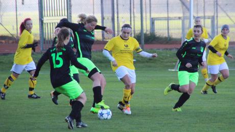 In ihrem Tatendrang wurden die Spielerinnen des SV Baiershofen (grüne Hosen) vom gut gestaffelten Team des TSV Binswangen (gelbe Trikots) oft ausgebremst. 	