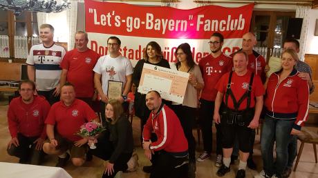 Die neu gewählte Vorstandschaft des Bayern-Fanclubs „Let´s-go-Bayern Dornstadt“ mit Vertretern der Tafel Nördlingen, denen eine Spende von 500 Euro überreicht wurde. 	
