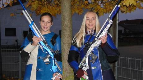 Zwei junge Powerfrauen sind die Schwestern Karina (rechts) und Sandra Bayr vom Schützenverein Alpenrose Roßhaupten. Das Foto zeigt die Sportlerinnen im Garten des Schützenheims. 	