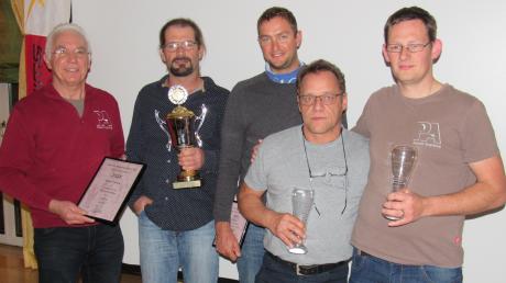Die erfolgreichsten und vielseitigsten Gleitschirmpiloten 2018 von Para-Air wurden geehrt: (von links) Vorsitzender Engelbert Kohler, Robert Haugg, Tim Roser, Thomas Ullmann und Markus Schmidt. 	