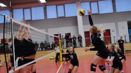 Die Kleinaitinger Volleyballerinnen (rechts vom Netz) siegten nach einer spannenden Partie gegen das Team aus Lohhof. 