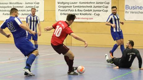 Die Gegner schwindelig gespielt: Der TSV Dasing dominierte im vergangenen Jahr die inoffizielle Landkreismeisterschaft (hier Marco Ruppenstein gegen den FC Igenhausen). Diesmal ist das Teilnehmerfeld allerdings deutlich größer. 