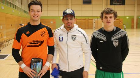 Sie gewannen die persönlichen Preise (von links): Andreas Schröppel (SV Holzkirchen/bester Torhüter), Rudolf Dahms (TSV Nördlingen/bester Torschütze) und Florian Lamprecht (TSV Nördlingen/bester Feldspieler). 	
