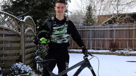 „Es kann schon mal vorkommen, dass man auf der Felge das Ziel erreicht.“ Jonas Geißler und sein Downhillbike: Der 17-jährige Schüler will in diesem Jahr zu den Lizenzfahrern wechseln. 	