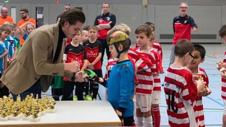 Jeder einzelne Spieler der G-, F- und E-Juniorenmannschaften beim UR-Junior-Cup erhielt von Sponsor Ulrich Reitenberger seinen eigenen Pokal. Wie hier Torhüter Vincenz Proske von der F-Jugend des TSV Wertingen. 	