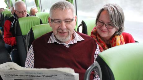 „Ohne Zeitung ist das nichts. Ich muss am Morgen immer erst wissen, was in der Region los ist“: Unser Gewinnspiel-Sieger Roland Rickmann und seine Ehefrau Birgit sind im Mannschaftsbus des SV Waldkirch nach Paderborn gefahren.