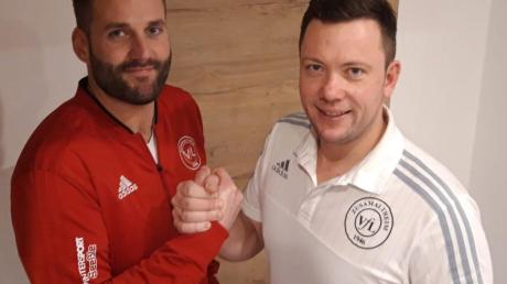Per Handschlag einigten sich Martin Höchstötter (links) und Arjan Plooij über eine weitere Zusammenarbeit beim VfL Zusamaltheim. 	