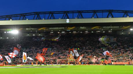 Flutlicht und sangesfreudige Fans: Ein Europapokalspiel der eigenen Mannschaft an der legendären Anfield Road in Liverpool zu erleben ist der Traum zahlreicher deutscher Fußballfans.  	