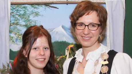Zwei Regentinnen hat der Schützenverein Unteregg in diesem Jahr (von links): Sarah Moser (Jugend) und Martina Schorer (Schützenklasse).  	