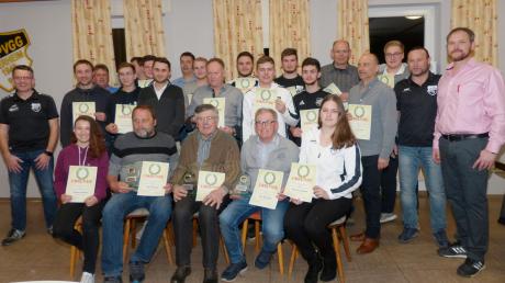 Zahlreiche Mitglieder wurden bei der Generalversammlung der SpVgg Ederheim für ihre Vereinstreue geehrt. Sie sind zwischen 15 und 70 Jahre bei der Spielvereinigung dabei. 	