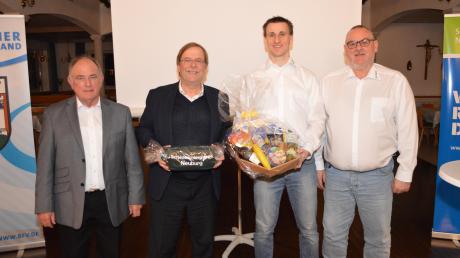 Überreichten Dr. Rainer Koch (Zweiter von links) ein Präsent im Namen der Neuburger Schiedsrichtergruppe: Obmann Jürgen Roth (links) und seine beiden Stellvertreter Manfred Häckel (Zweiter von rechts) und Harald Förg (rechts).  	