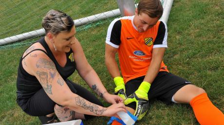 Auch wenn Betreuerin Nicol Brümmel ihre „heilenden Hände“ anlegt, Torhüter Matthias Möhnle steht verletzungsbedingt dem TSV Haunsheim nicht zur Verfügung.