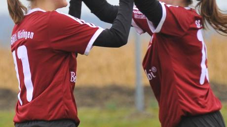 Glötter/Aislinger Freudentänzchen. Johanna (links) und Theresa Guggemos freuen sich über einen Treffer der Spielgemeinschaft in der Bezirksliga-Vorrunde. 	