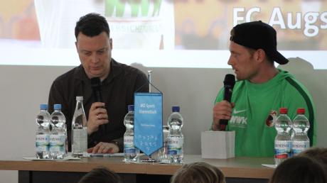Die Trainerentlassung kurz vor dem Auftritt von André Hahn in Zaisertshofen war ein Thema, das MZ-Sportredakteur Axel Schmidt (links) thematisierte.  	