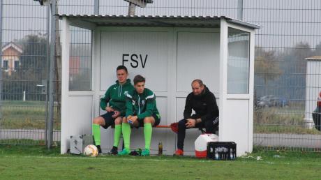 Hans Sedlmair (rechts), Trainer der SG Amberg/Wiedergeltingen, ist derzeit nicht zu beneiden. Er geht mit großen Verletzungssorgen in den Abstiegskampf der Kreisliga Mitte. Am Sonntag geht es gegen den TSV Ottobeuren. 	