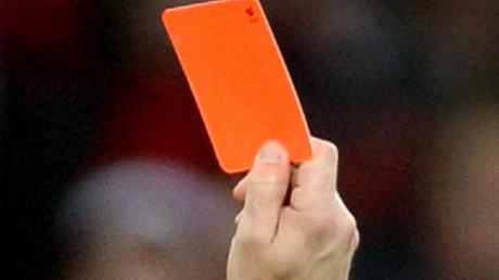 Der Schiedsrichter zeigte einem Denklinger Verteidiger die Gelb-Rote-Karte