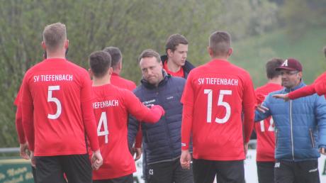 Man sieht es Tiefenbachs Trainer Christoph Schregle (Mitte) an: Seine Mannschaft musste lange gegen das tapfere, nie aufgebende Schlusslicht SV Beuren verbissen kämpfen, bis die entscheidenden Treffer zum 4:1-Sieg fielen. 	