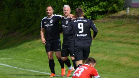 Erzielte beim 4:1-Sieg des FC Ehekirchen gegen Aindling seine Saisontore 28 und 29: Mit Fabian Scharbatke (Mitte) freuen sich Simon Schmaus (links) und Christoph Hollinger. 
