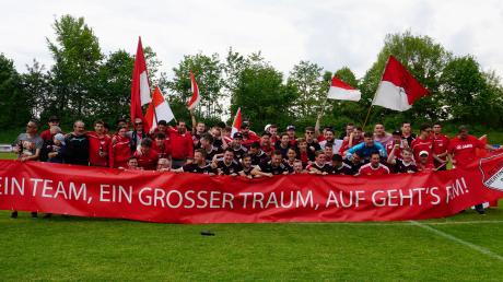 Ein Team, ein großer Traum – den Traum vom Titel hat sich der FC Mertingen nun erfüllt. Ab der neuen Saison spielt das Team in der Bezirksliga. Viele Fans hatten das Team in Wertingen unterstützt. 	