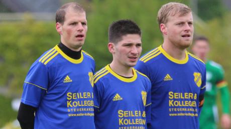 Holzkirchen will in der Relegation den Abstieg verhindern (von links): Tobias Rau, Joshua Zwickel, Armin Rau. 	