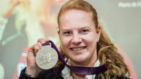 Weil die Olympiasiegerin nachträglich des Dopings überführt wurde, verbesserte sich Betty Heidler von damals Bronze zu jetzt Silber. 	
