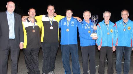 Der Stellvertretende Landrat Reinhold Bittner (links) überreichte den Pokal an den Sieger aus Tagmersheim. Rechts im Bild das zweitplatzierte Team aus Donauwörth, die Nordheimer (in Gelbschwarz) wurden Dritter. 	