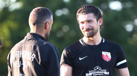 Türkspor Neu-Ulms Trainer Salih Altintas (links) mit Serdar Özkaya. Beim Bezirkspokalgewinner und Tabellenführer ist die Stimmung prima. 	