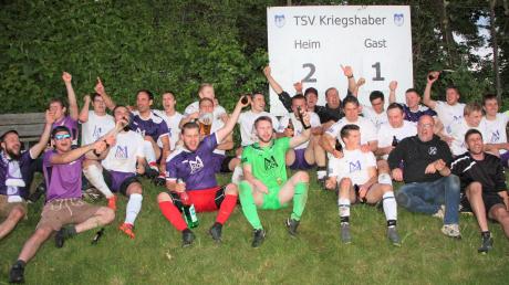 Gut gelaunt feiert die Walkertshofer Mannschaft nach dem 2:1-Sieg in der Relegation gegen Westendorf ihren Aufstieg in die Kreisklasse vor der Anzeigetafel auf dem Sportgelände des TSV Kriegshaber. 