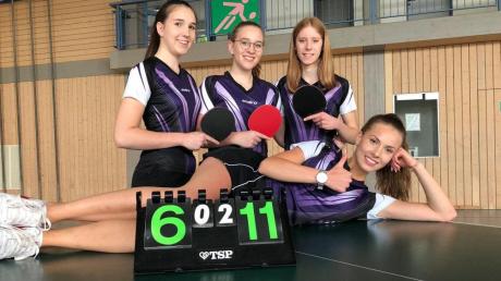 Die Tischtennis-Mädchen des TSV Binswangen freuen sich über den Klassenerhalt in der Bezirksoberliga. Von links: Annika Wiedemann, Carina Wiedemann und Celina Köchl. Liegend: Julia Sendlinger. 	