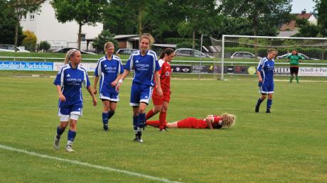 Die Spielerinnen des FC Loppenhausen (blaue Trikots) mussten sich im Endspiel um den Bezirkspokal dem TSV Pfersee Augsburg mit 1:6 geschlagen geben. Es ist die zweite Finalniederlage in Folge für die FCL-Frauen.  	
