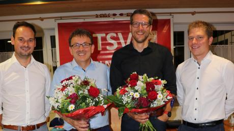 Jürgen Vogg (re.) und Thomas Seehuber (li.) bedankten sich bei Andreas Hedrich (2.v.l.) und Klaus Erlinger (2.v.r) mit zwei TSV-Feuerschalen. 