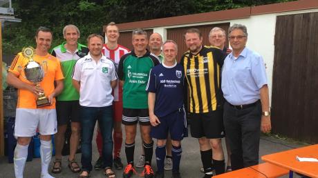 Es zeigt die Spielführer der teilnehmenden Vereine mit den beiden Vorsitzenden des SSV, Anton Schmid und Otto Hochmuth. 	