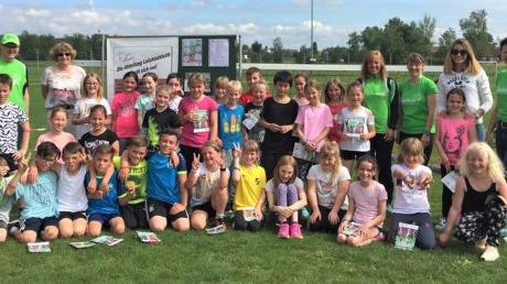 Ein Teil der rund 250 Kinder der Grundschule Altenmünster, die am Aktionstag „Lauf dich fit!“ dabei waren. Die Bezirksvorsitzende des Bayerischen Leichtathletikverbandes, Gisela Regele aus Rehling, besuchte den Aktionstag. 	
