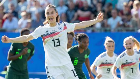 Sara Däbritz von der deutschen Fußball-Frauennationalmannschaft freut sich über ihr Tor zum 2:0 gegen Nigeria. Am Samstag treten sie und ihr Team im Viertelfinale an. Public Viewings sind in der Region aber Mangelware. 	