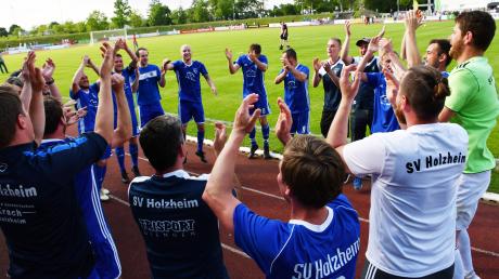 Aufsteigen bereitet Freude. Der SV Holzheim hat es in der abgelaufenen Saison geschafft, über die Relegation in die Kreisliga zu gelangen. Im entscheidenden Spiel besiegte das Team vom Aschberg die SSV Dillingen mit 2:0. 