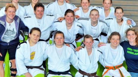 Judo-Team Oberland mit den Walkertshoferinnen Barbara Eschenlohr (mittlere Reihe, Dritte von links) und Franziska Krist (vorne, Zweite von rechts).  	
