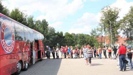 Der Mannschaftsbus des FC Bayern München war die Attraktionen bei den Feiern zum 60-jährigen Bestehen des SSV Obermeitingen. Die Besucher konnten ihn besichtigen, es bildeten sich lange Schlangen. 
