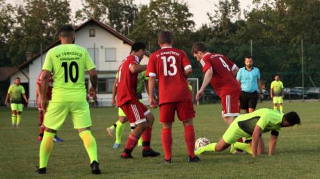 Der FC Kleinaitingen (rote Trikots) machte dem Bezirksligisten Türkgücü Königsbrunn das Leben richtig schwer. Am Ende siegten die Brunnenstädter knapp mit 2:1.  	