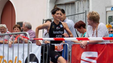 Auf dem Weg zum Erfolg: Gabriela Harnischfeger aus Waldberg bei Bobingen wurde überraschend deutsche Meisterim im Triathlon in der Altersklasse. 