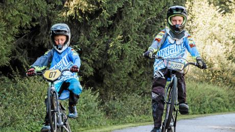 Raphael (links) und Lennox Ortel aus Obermeitingen lieben das BMX-Fahren. Kürzlich haben sie an der Weltmeisterschaft teilgenommen. 