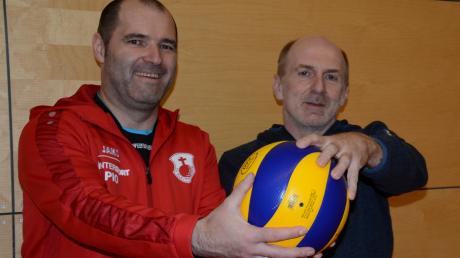 Die Kleinaitinger Trainer Stefan Nowotny (links) und Peter Maiershofer. 	