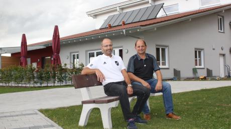 Zwei Oberrieder und ihr Werk: SVO-Vorsitzender Richard Schmid (links) und Christian Baur sitzen vor dem neuen Sportheim des SV Oberrieden. Die beiden haben jahrelang für diesen Neubau gekämpft. Nun lädt der Verein zur offiziellen Eröffnung samt Tag der offenen Tür ein. 	