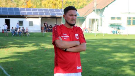 Könnte bald den FC „Lazarett“ Kleinaitingen bilden: Trainer Michael Imburgia muss derzeit auf viele Spieler verzichten und – wenn es so weitergeht – bald selbst auf den Platz.  	